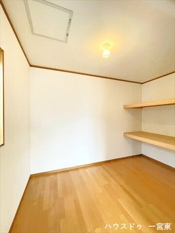 【8帖洋室】お洋服はもちろん、スーツケースなどの大物もしっかり収納できます。