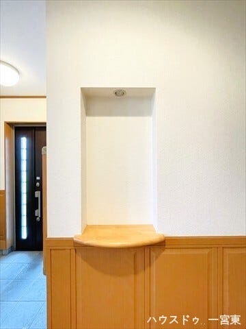 【ニッチ】壁面にくぼみを作り、装飾品や花瓶、小さな収納棚などを置くスペースです。?