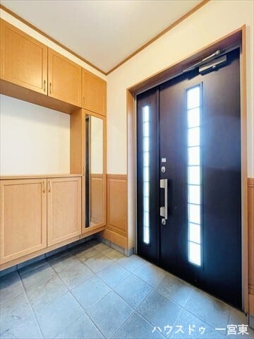 大型の玄関収納には小物を飾るスペースがあります。季節ごとに小物を変えたりとアレンジ次第でさらにオシャレな玄関になります!