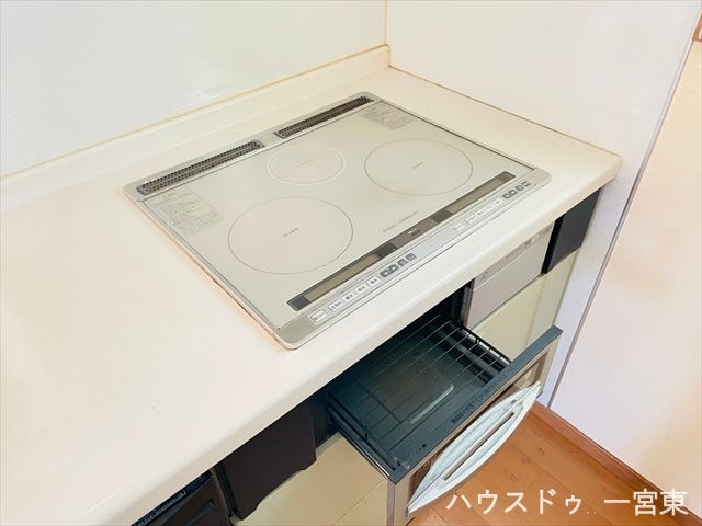 【IHクッキングヒーター】でこぼこと凹凸のないコンロなのでお掃除もラクラク出来ます。