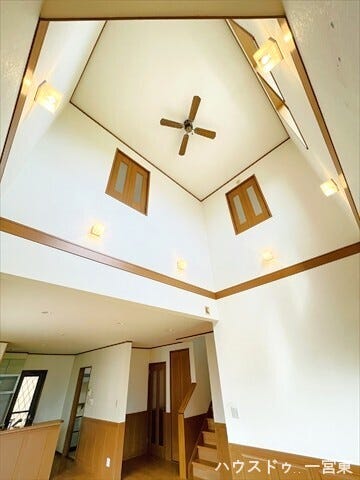 【吹抜け天井】開放的でおしゃれな吹抜けになっています。