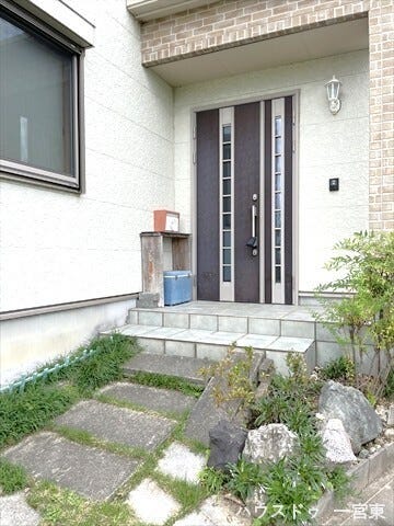 屋根や庇があるため、雨の日でも濡れずに靴を履いたり、荷物の出し入れをしたりできます。?