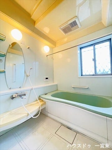 一日の疲れを癒すならココ!落ち着いた雰囲気の浴室。浴槽には脚を伸ばして入っていただけます。