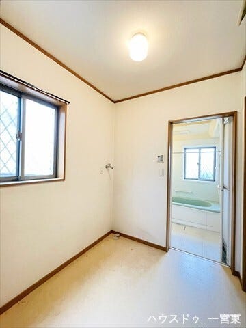 【脱衣所】広々とした脱衣所がありリネン室としても使用出来そうですね。