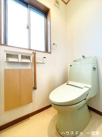 トイレには窓があり明るい空間になっています。