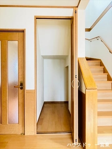 【リビング】リビング階段の隣には収納スペースがあります。掃除道具や季節家電の収納に便利です。