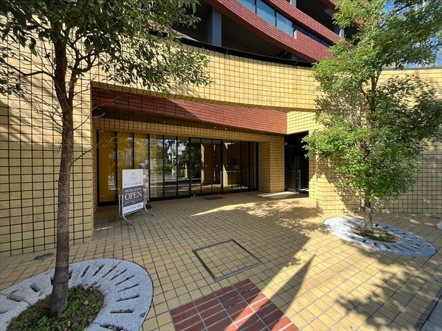 マンション東側エントランスです。穏やかな時間が流れる、心地よい安らぎを提供するエントランス