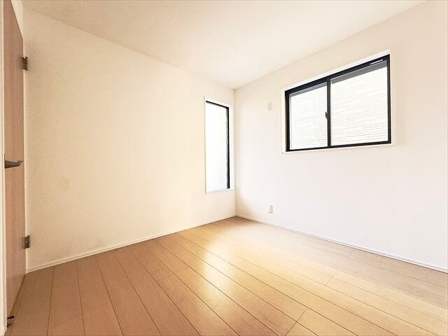 4.7帖洋室:大きめの窓から陽射しがたっぷり降り注ぎ、明るいお部屋になっていて気持ちよく過ごしていただけます。