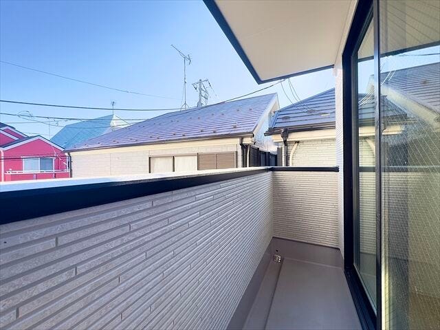 バルコニー:東向きのバルコニーです。天気がいい日はお洗濯もカラっと乾きそうですね。