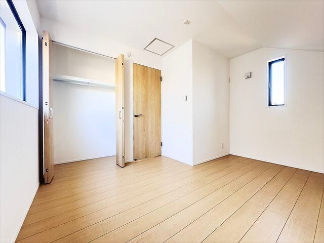 5.8帖洋室:全居室に収納完備!2面採光で窓から光が照らし、室内を明るくしてくれます。