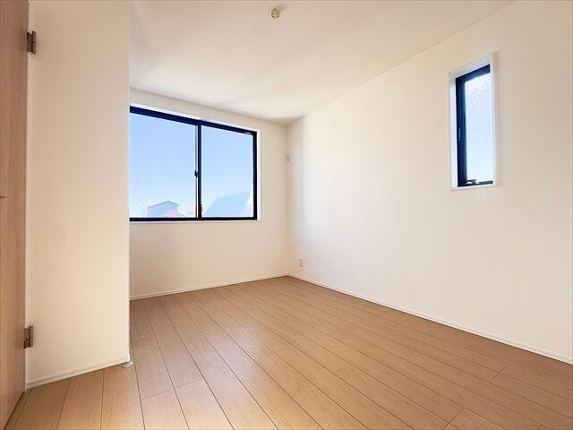 5.6帖洋室:大きな窓からたっぷりの日差しが入り、明るいお部屋になっています。