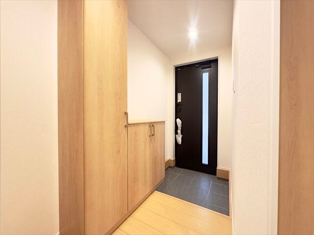 玄関:玄関には小物を置けるスペースがありますので季節ごとにアレンジをするのも楽しそうです♪