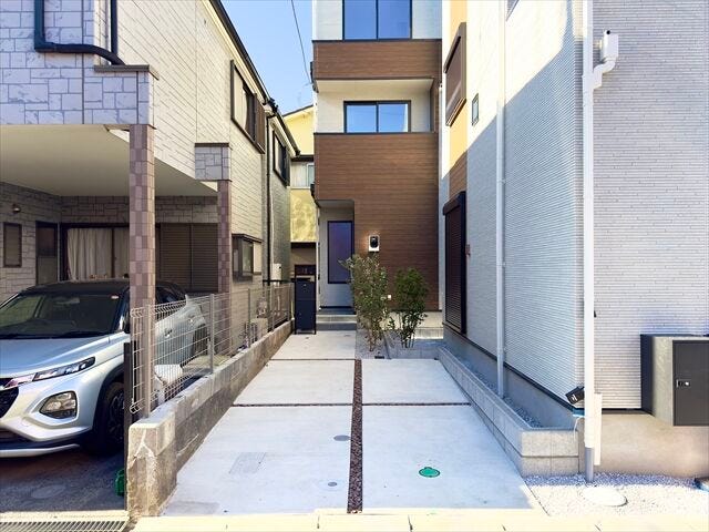 駐車場:舗装された駐車場です。1台停めていただくことが出来ます。