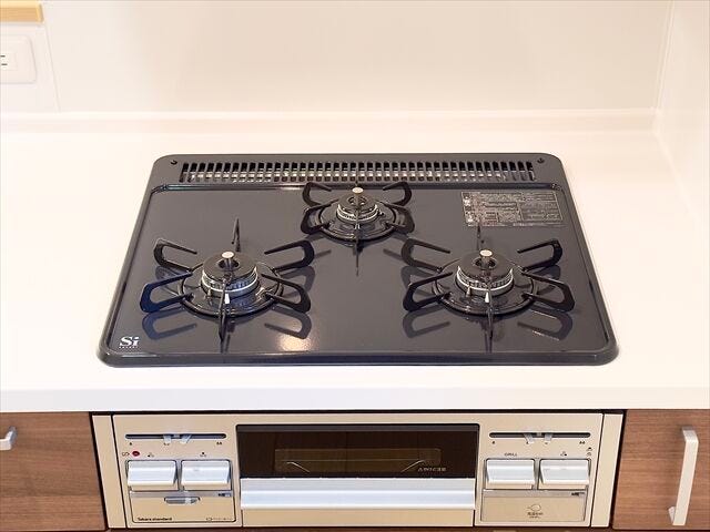 キッチン:3口ガスコンロなので一度に同時調理ができ、ご飯の準備もすぐにできそうです。