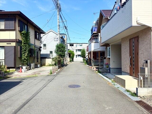 【東側 前面道路】幅員約5mの前面道路です。車がすれ違える道幅です。車1台とベビーカーですれ違っても余裕のある道幅は安心ですね。