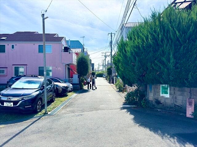 【東側 前面道路】幅員約5mの前面道路です。お子様と手を繋いで歩いている横を車が通り抜けれる道幅となっています。安心してお子様と一緒にお出掛けする事が出来ます。