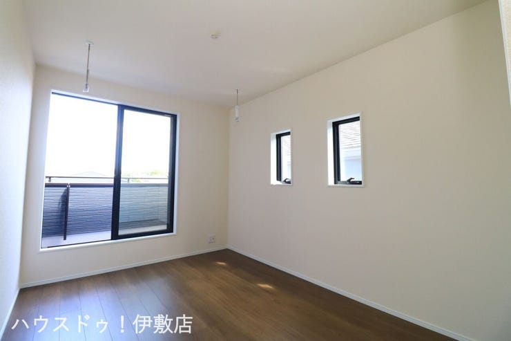 西陵２丁目 新築戸建 【洋室6.5帖】
バルコニーへ出られる明るい洋室には室内物干し金具を完備。雨の日や外出時も気にせず洗濯ができ、忙しい共働きのご家庭も安心です。