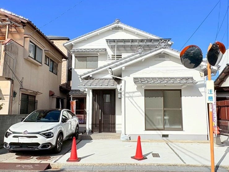 【外観】
内装、設備リフォーム済み!
駐車も2台可能です!