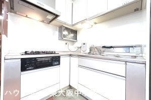 白色ベースの清潔感のあるキッチンです♪
リビングもすぐ見えるので小さいお子様のいるご家庭にも安心です♪