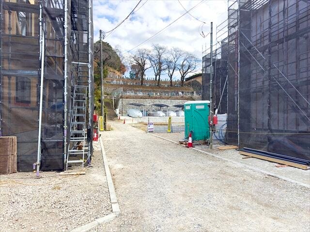 【北側 前面道路】幅員約4mの前面道路です。普通車が1台通れる幅となります。大型車の通行が少ないので、振動や騒音が抑えられます。