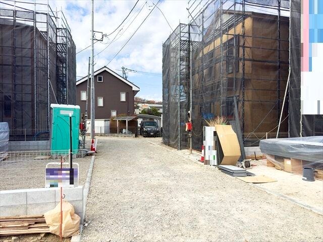 【北側 前面道路】幅員約4mの前面道路です。車がすれ違うには厳しい道幅ですが、車はスピードを抑えて走行するので、お子様にも安全な道幅となっています。
