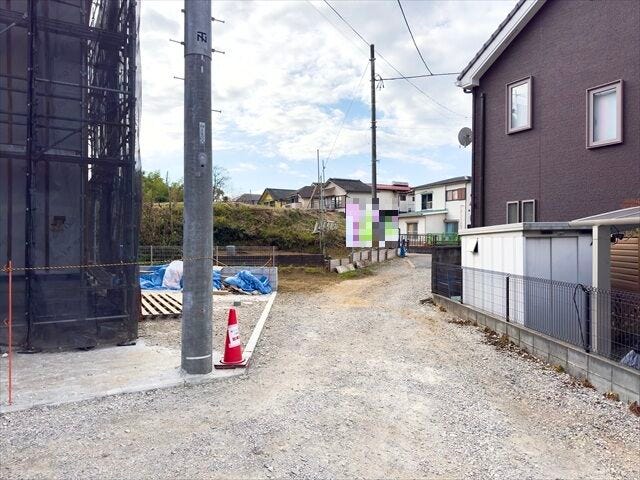 【北西側 前面道路】幅員約4mの前面道路です。車がすれ違うには厳しい道幅ですが、車はスピードを抑えて走行するので、お子様にも安全な道幅となっています。