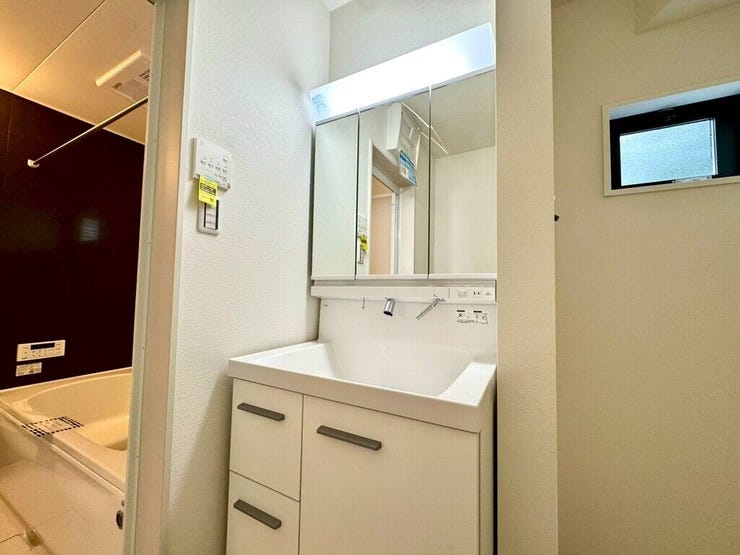 【Washroom】毎朝の準備がスムーズに。広めの洗面台と収納が使いやすい洗面所です。