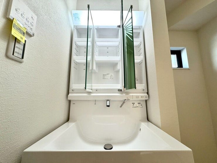 【Washroom】壁付け水栓でカウンターまわりが広々。洗面スペースがより快適になります。