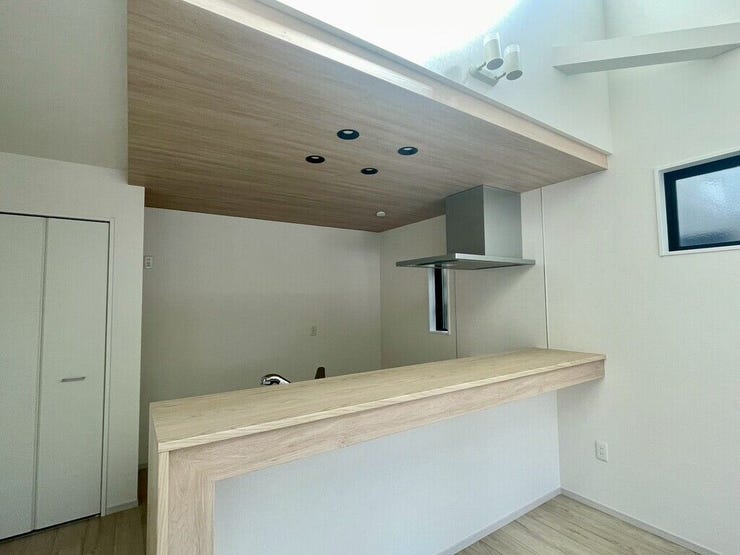 【kitchen】おしゃれな折下げ天井が特徴のキッチン。上質な雰囲気を演出します。