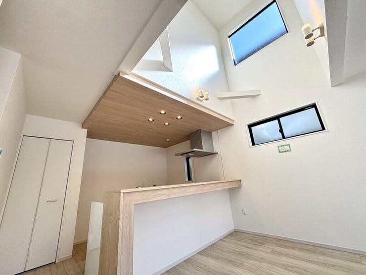 【Living】吹き抜け天井が開放感を演出。家族が自然と集まる心地よい空間です。