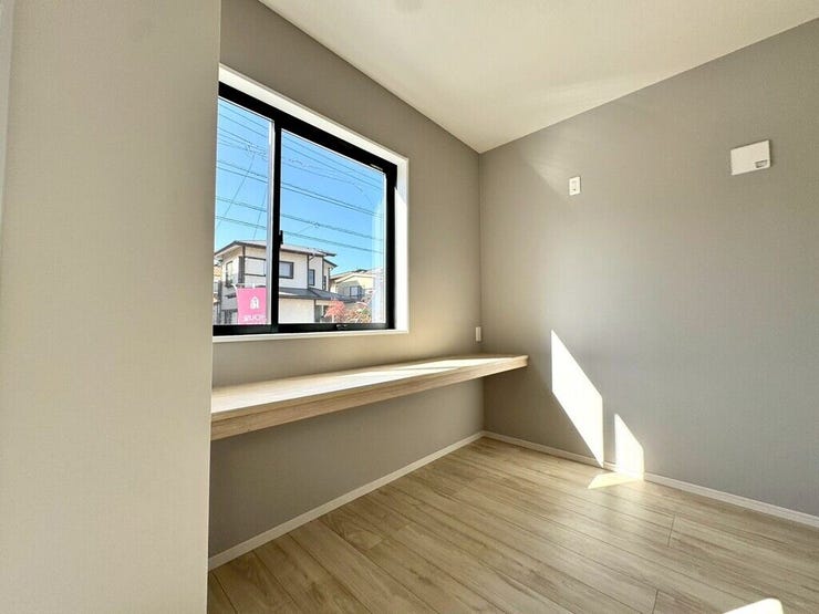 【Living】リビングのカウンターは、お子様の勉強やリモートワークにもぴったりの多目的空間。