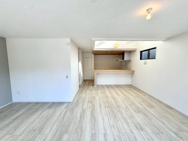 【Living】広々としたリビングは、大きな窓から自然光が差し込む温かな空間です。