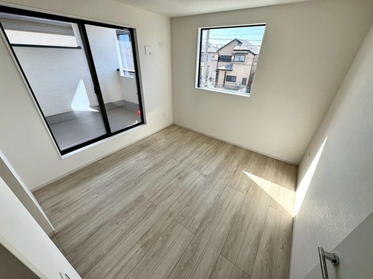 【Bedroom】ベッドとデスクを置いてもゆとりのある、使い勝手の良い広さの洋室です。