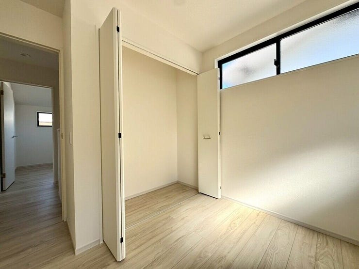 【Bedroom】クローゼット完備で収納力◎。家具の配置もしやすい機能的な洋室です。