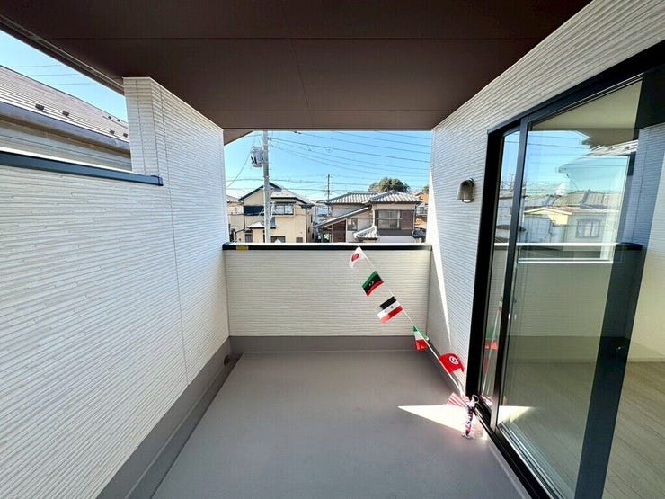 【Balcony】日当たりの良いバルコニーはお洗濯物がしっかり乾きやすく、毎日の家事にも重宝します。