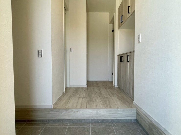 【Entrance】明るく清潔感のある玄関が、毎日の帰宅を心地よく迎えてくれます。