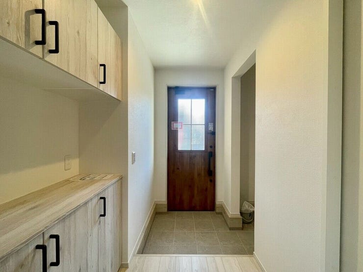 【Entrance】シューズボックス完備の玄関で、靴や小物もスッキリ収納できます。