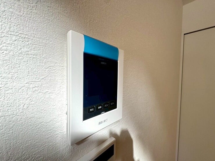 【Facilities】来訪者を確認できるモニター付きインターホンで、防犯面も安心です。