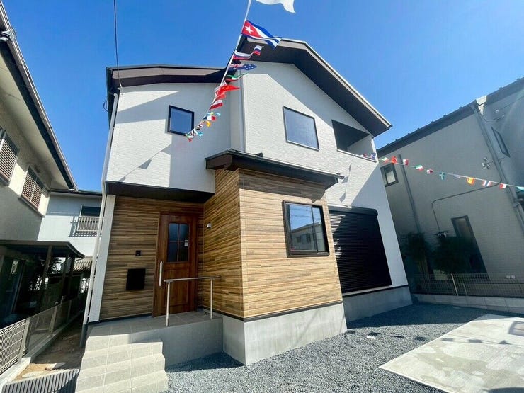 【Exterior】木目調の外観は、現代的でありながらも温かみを感じさせるデザインです。