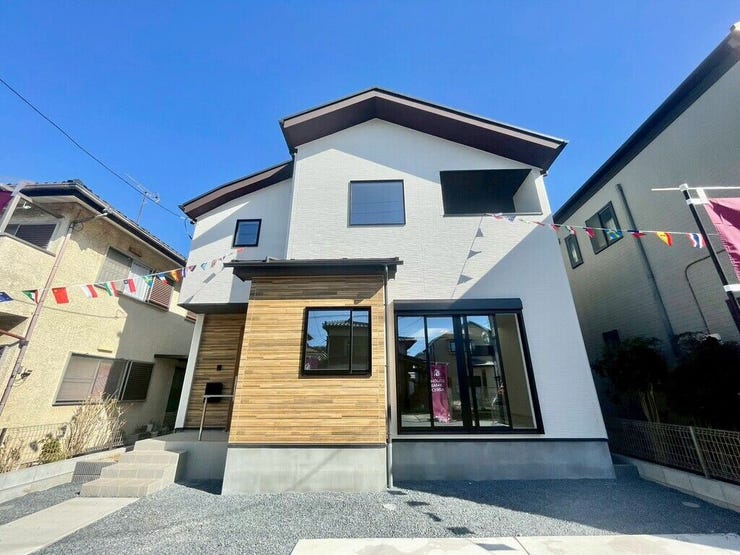 【Exterior】モダンでスタイリッシュな外観。周囲に調和する落ち着いた佇まいが魅力です。