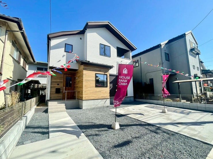 【Exterior】ゆとりのある駐車スペース付きで、車の出し入れもスムーズに行えます。