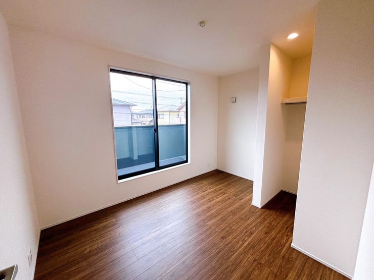 大きな窓からたっぷりと自然光が差し込み明るい洋室です。