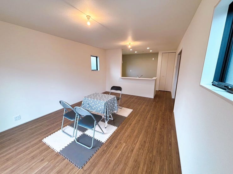 15.75帖のリビングは開放的で心地よい空間です。