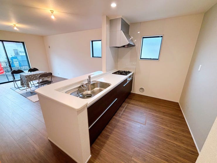 リビング・ダイニングを見渡せる対面キッチン。
家族との会話を楽しみながらお料理できます♪