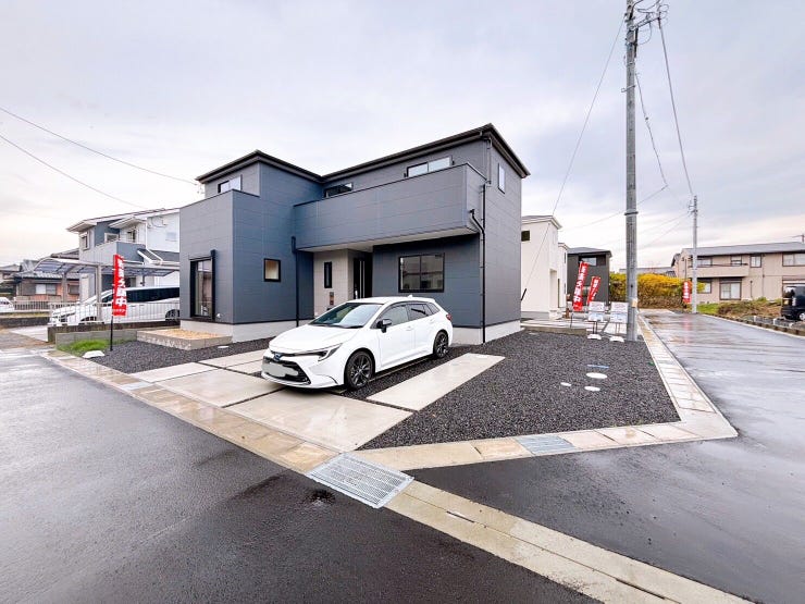 【外観】
近鉄名古屋線「北楠」駅まで徒歩宅12分。
小学校・中学校まで徒歩10分圏内でお子様の通学も安心♪