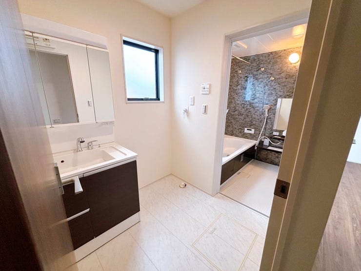 洗面室には、窓があり風通しも良く清潔に保つことができます。