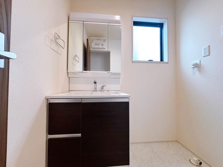 洗面室には窓があり、風通しも良く清潔に保つことができます。