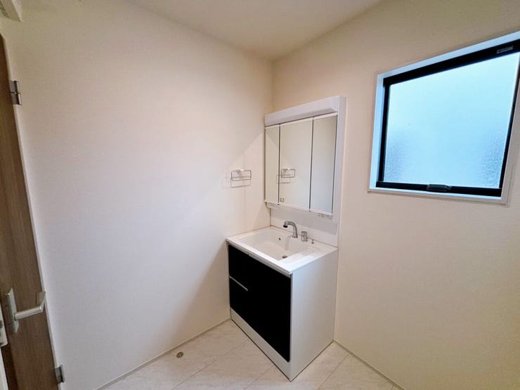 三面鏡のシャワー付き洗面台は収納もでき、お掃除のスムーズ☆