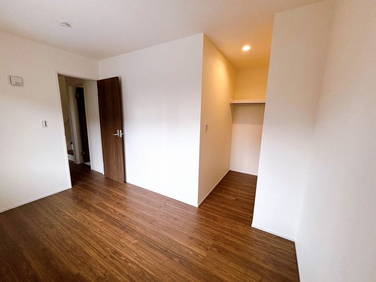 1階 洋室(5帖)にはWIC完備☆
明るく心地よい洋室です。