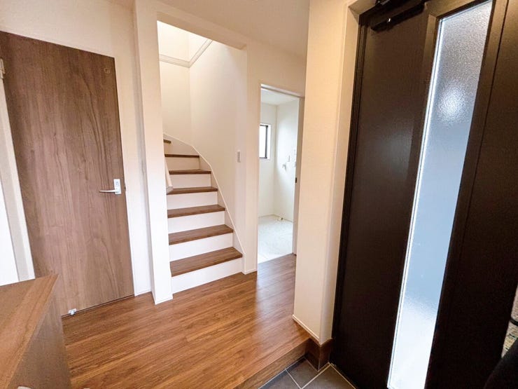 広々とした玄関ホール。
シューズボックス完備で玄関周りがスッキリ整います。